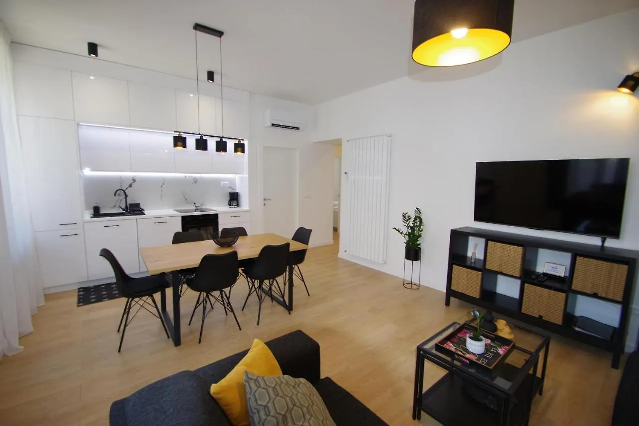 Bright & Modern 2-Bedroom Flat In Пула